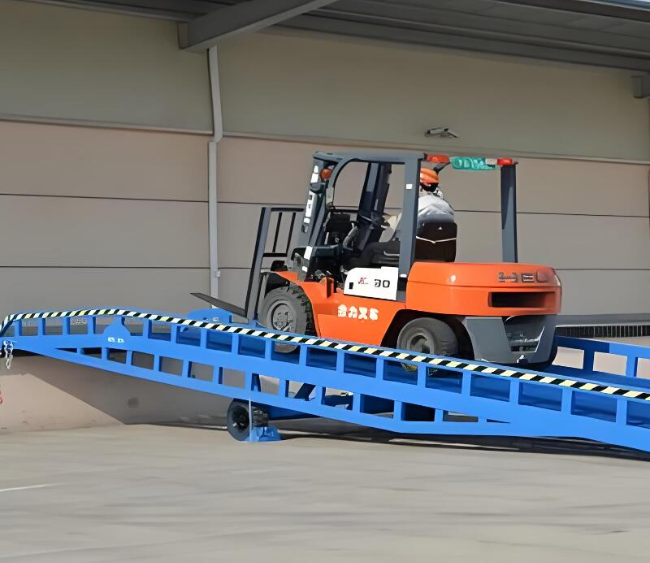 青岛移动式卸货平台（叉车用）